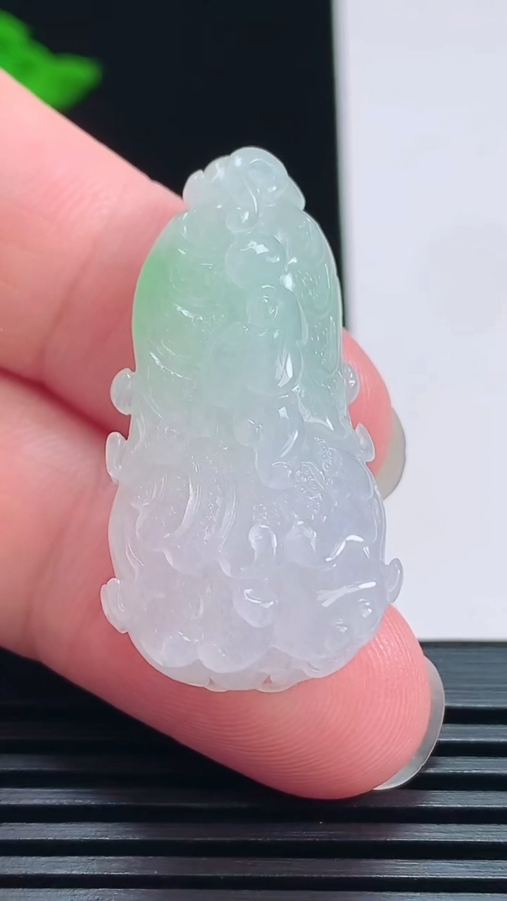 天然A货翡翠白菜吊坠，尺寸36.6-19.6-11 重量:11.52g
7月21日
