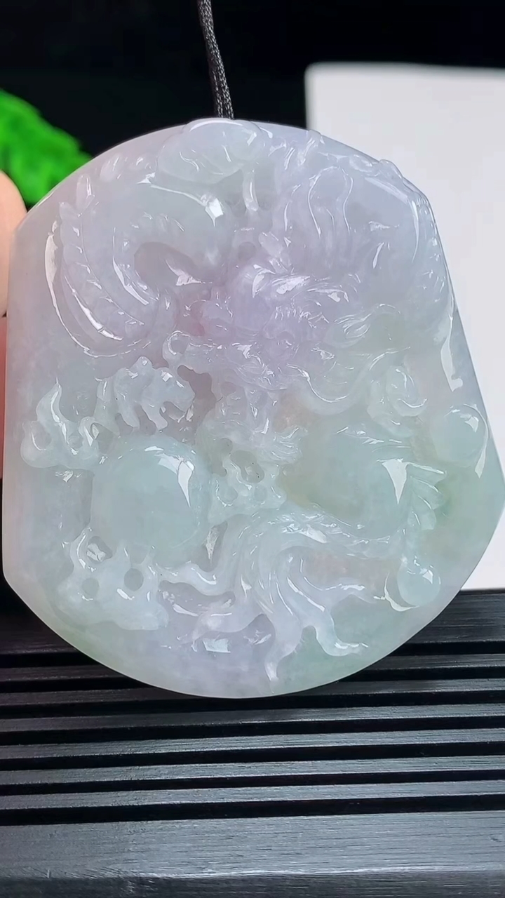 天然A货翡翠春带彩 紫罗兰龙牌吊坠，尺寸54-48-5.2 重量:27.77g
7月21日