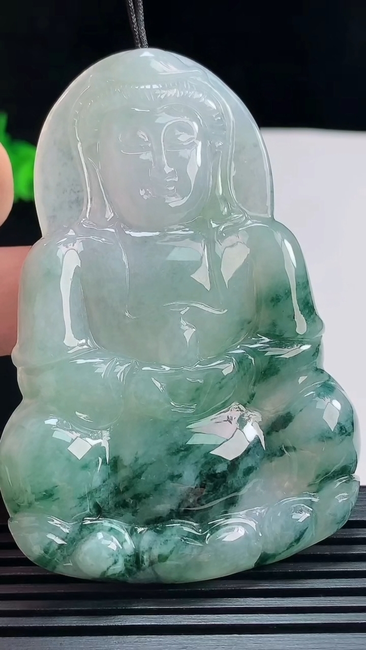 天然A货翡翠飘花正装观音吊坠，尺寸72.5-49-5.8 重量:35.58g
7月21日