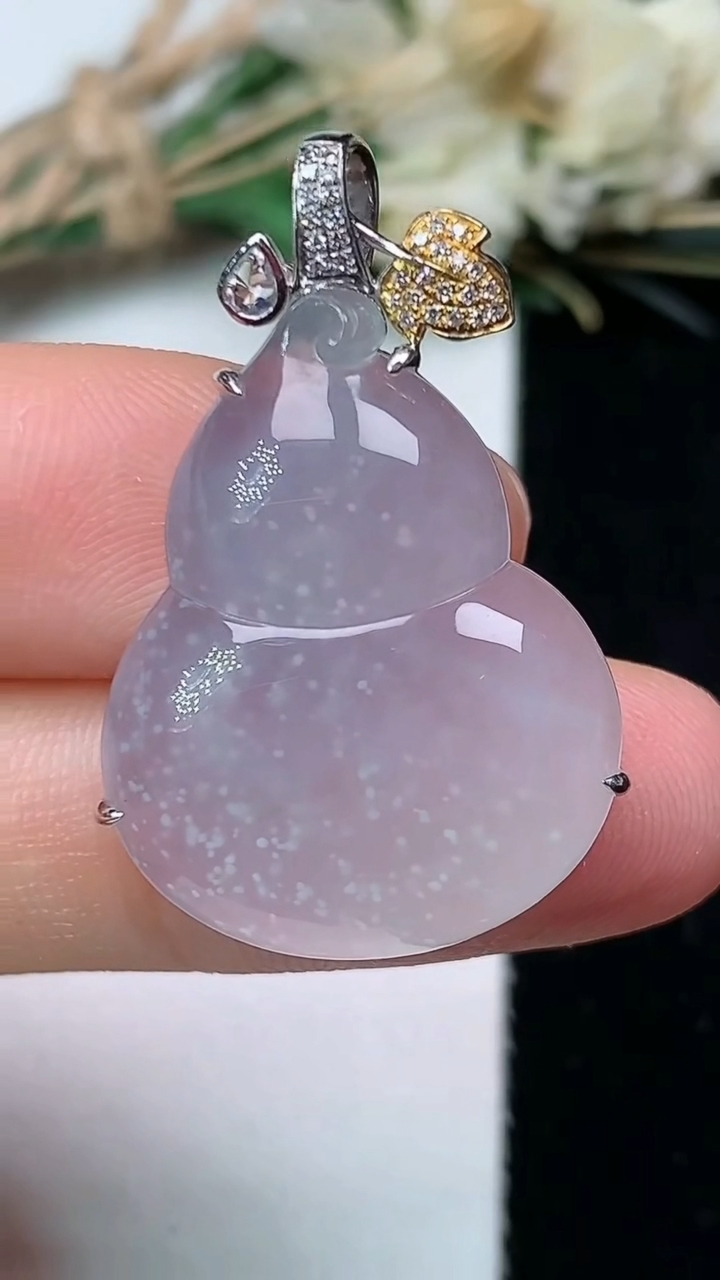 天然A货翡翠白冰葫芦吊坠，尺寸25-19.6-6.9，重量:5.10g
7月21日
