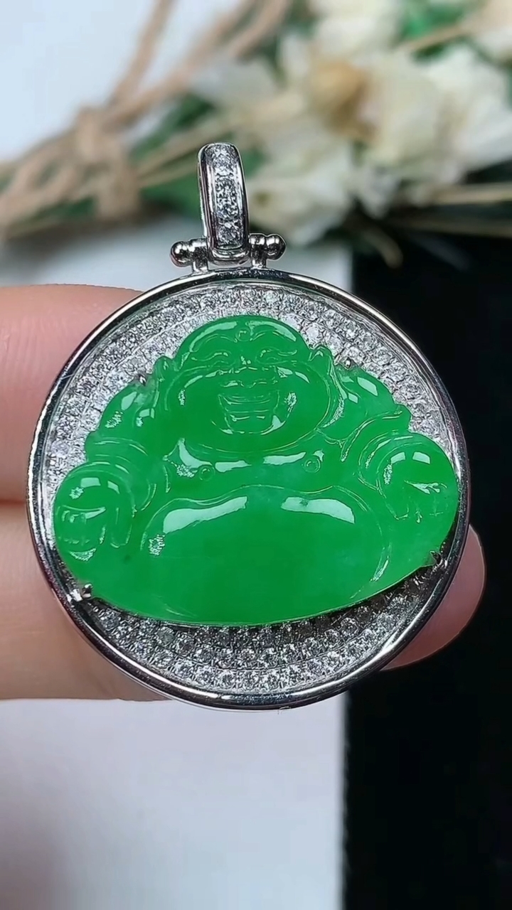 天然A货翡翠佛公吊坠，尺寸33.6-25.9-4.8，裸石17.6-23，重量:5.69g
7月21