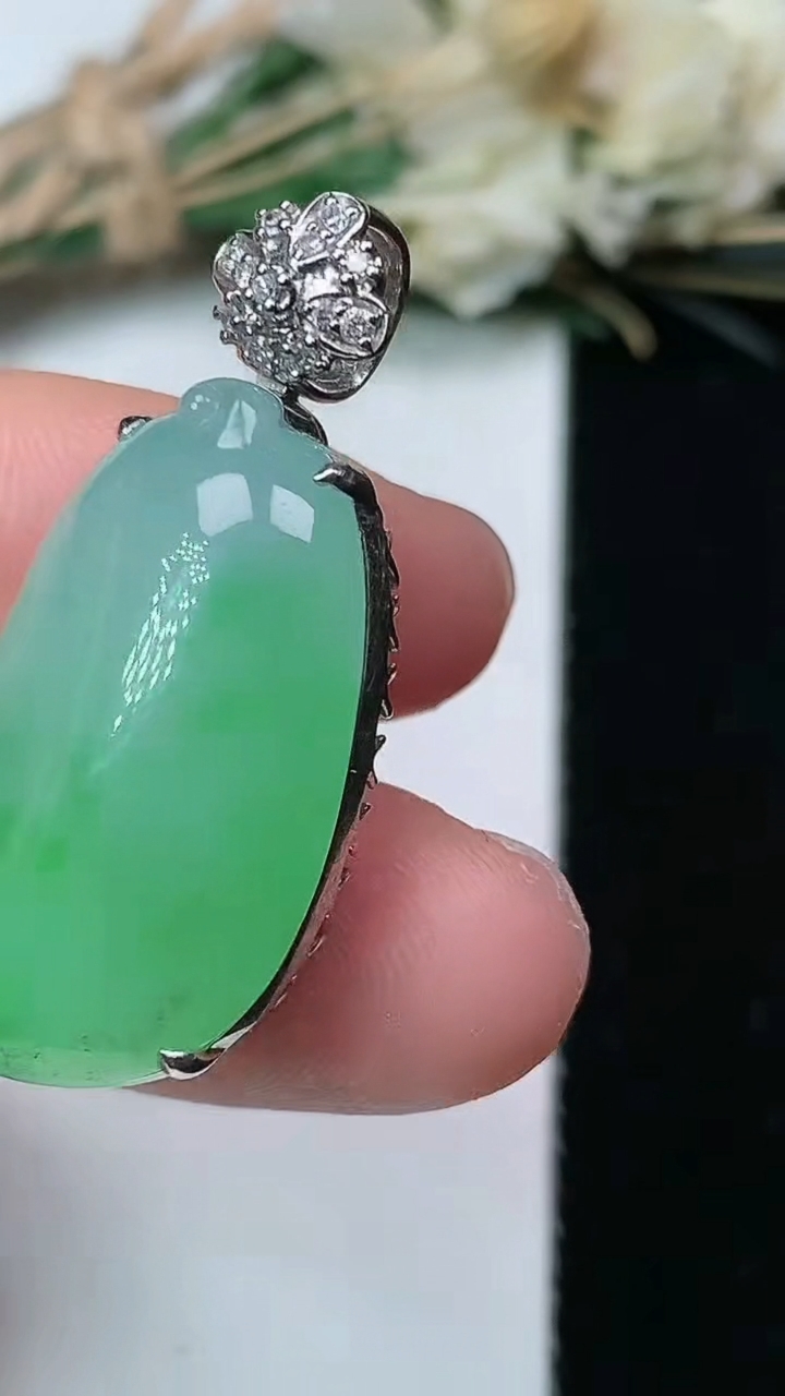 天然A货翡翠福瓜吊坠，尺寸25-15.2-10，重量:7.95g
7月21日