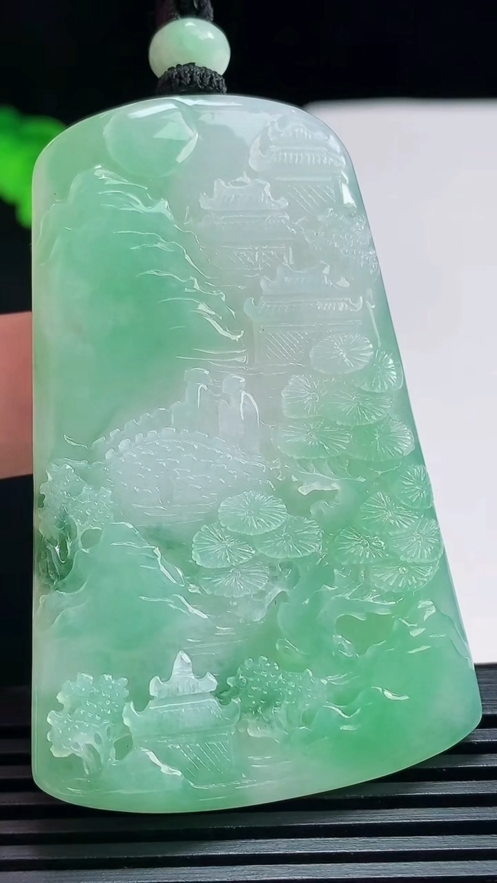 天然A货翡翠山水牌吊坠，尺寸61.5-39-5.6 重量:35.75g
7月21日