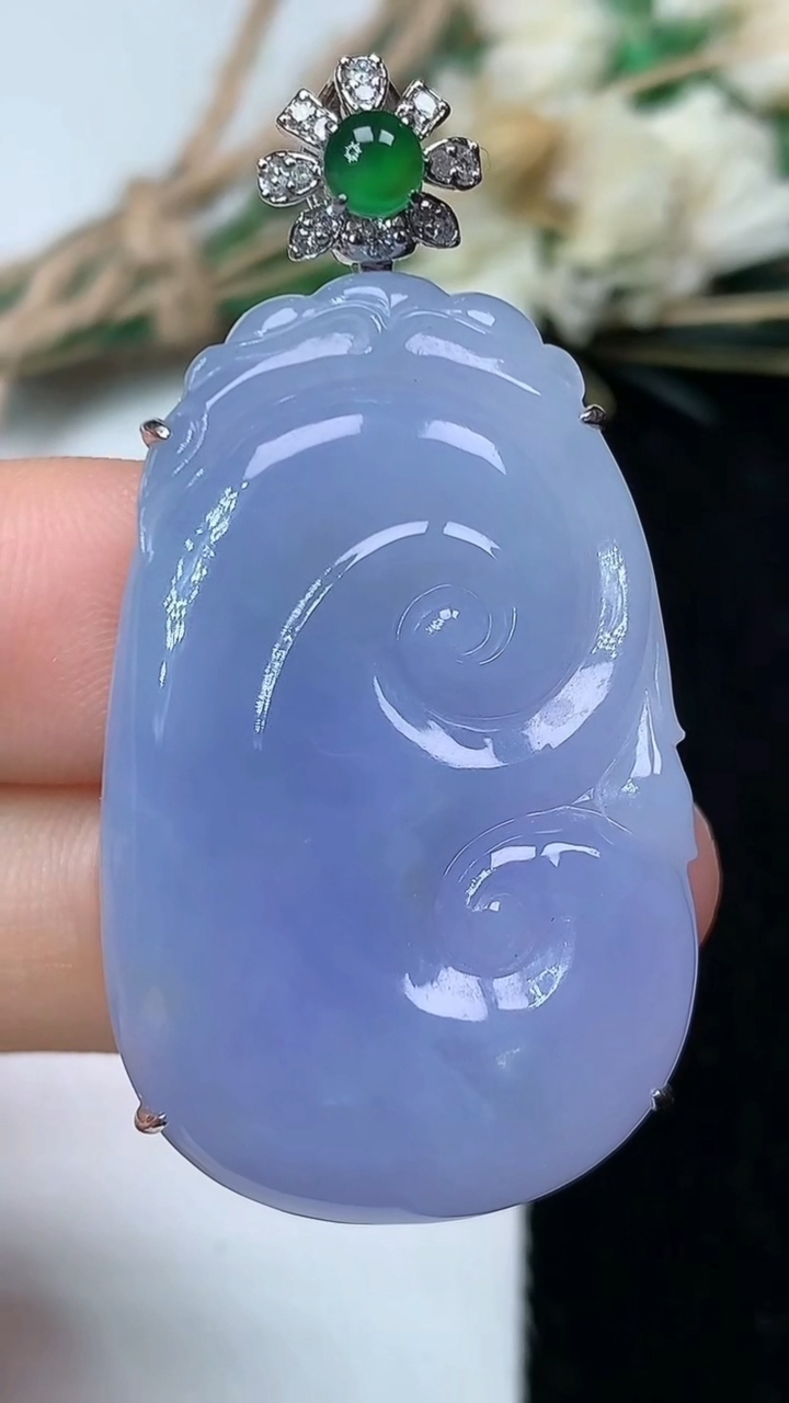 天然A货翡翠k金紫罗兰如意吊坠，尺寸35.8-23.2-7，重量:14.39g
7月21日