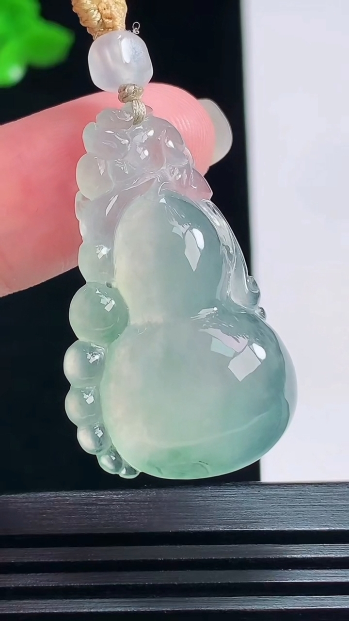 天然A货翡翠葫芦吊坠，尺寸34.5-21-6.8 重量:8.52g
7月21日