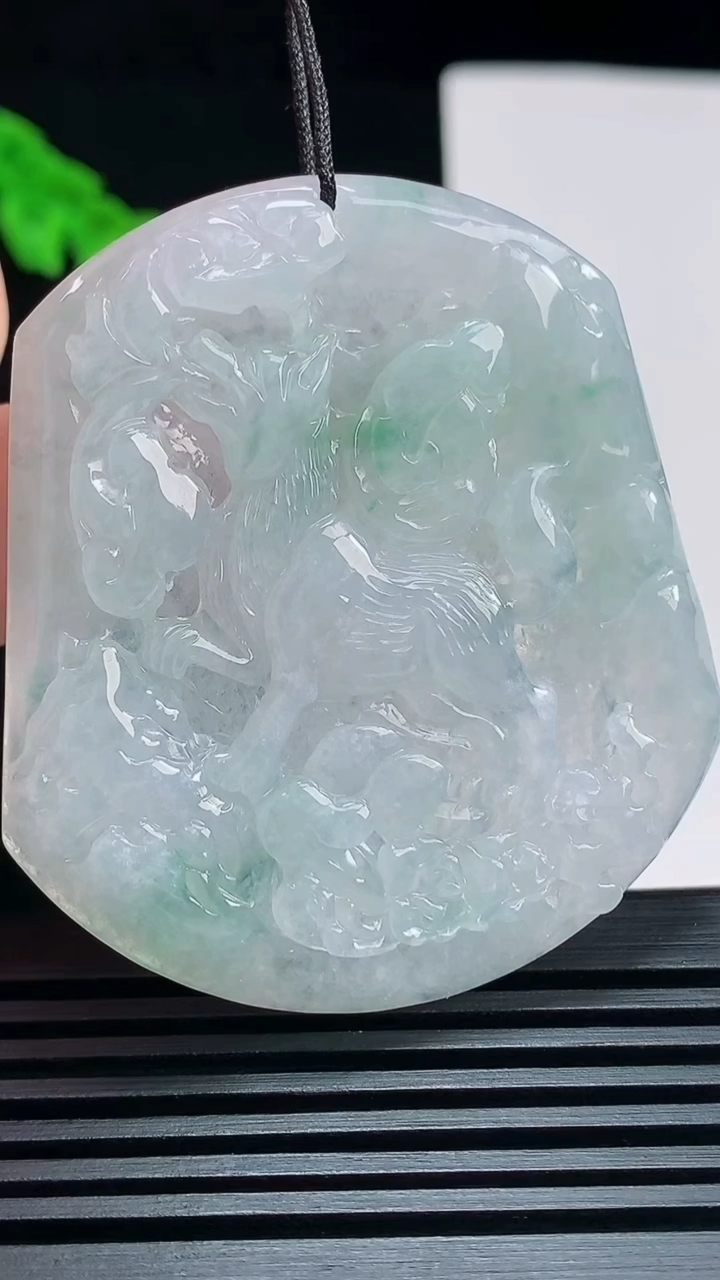天然A货翡翠生肖狗牌吊坠，尺寸52-46.5-5.2 重量:25.56g
7月21日