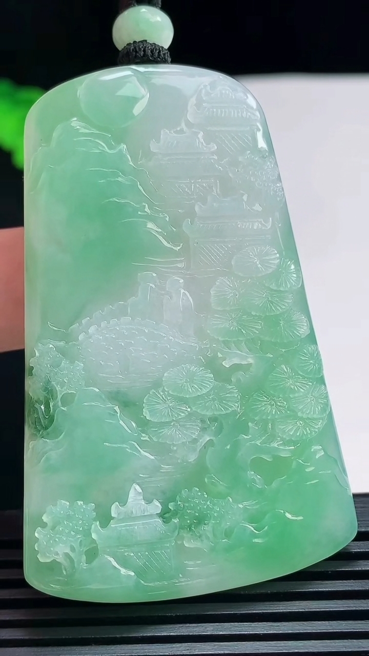 天然A货翡翠山水牌吊坠，尺寸61.5-39-5.6 重量:35.75g
7月21日