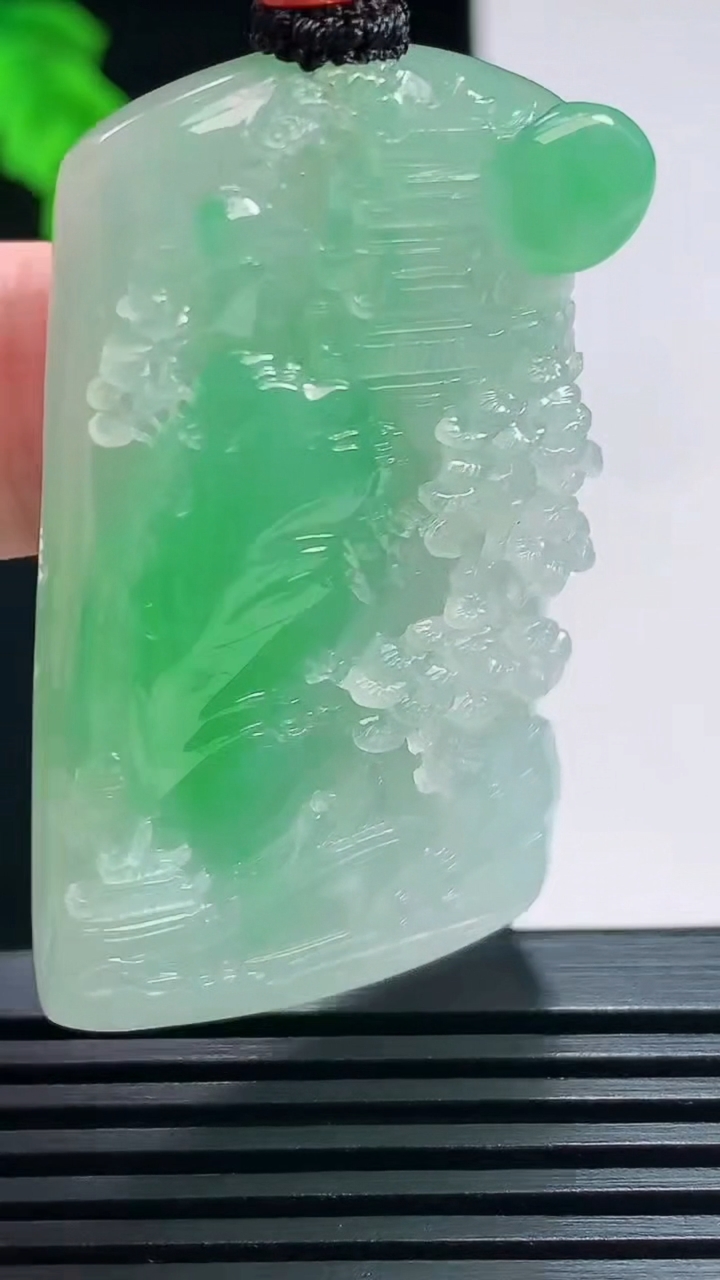 天然A货翡翠山水牌吊坠，尺寸49-29-9.2 重量:33.51g
7月21日