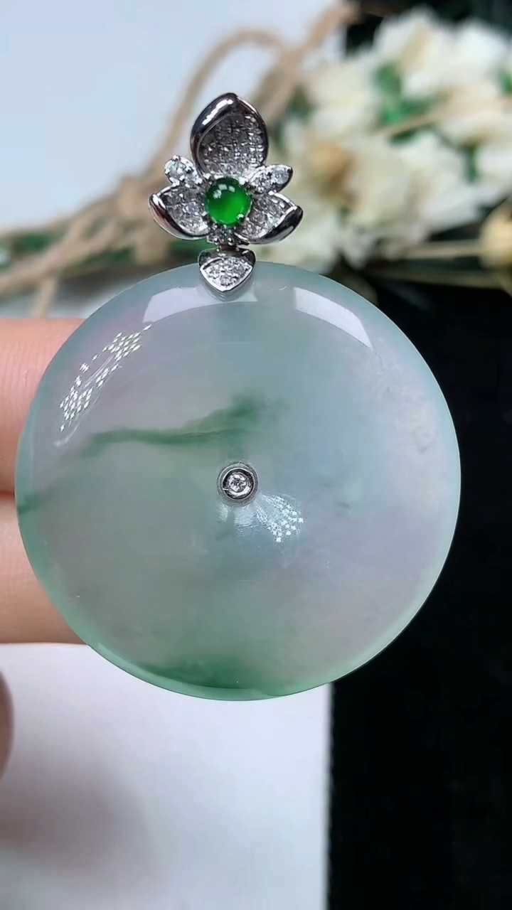 天然A货翡翠平安扣吊坠，尺寸30.5-5.6，重量:11.96g
7月21日