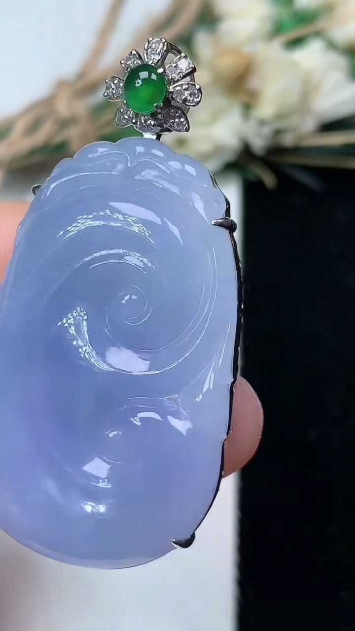 天然A货翡翠k金紫罗兰如意吊坠，尺寸35.8-23.2-7，重量:14.39g
7月21日