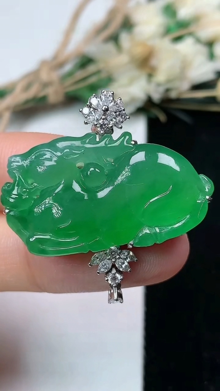 天然A货翡翠麒麟牌吊坠，尺寸32.6-17-30.9-9.2，重量:13.50g
7月21日