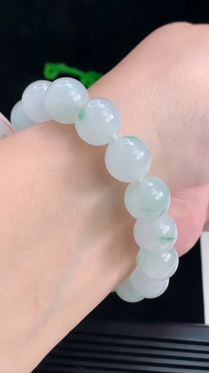 天然A货翡翠飘花圆珠手串，尺寸12.2-16颗 重量:54.47g7月21日
工厂直销收藏佳品,种好水足，色泽均匀，有种有色，上手高大气！
