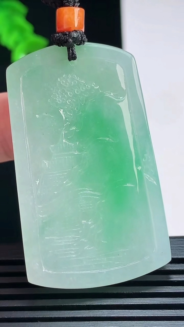 天然A货翡翠山水牌吊坠，尺寸49-29-9.2 重量:33.51g
7月21日
