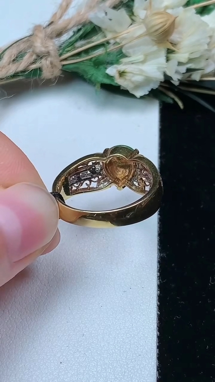 天然A货翡翠水滴戒指，尺寸17.2-8.8-6.8，重量:4.81g2026年7月21日
工厂直销收藏佳品,种好水足，色泽均匀，有种有色，上手高大气！