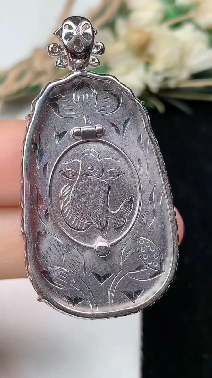 天然A货翡翠k金紫罗兰如意吊坠，尺寸35.8-23.2-7，重量:14.39g
7月21日