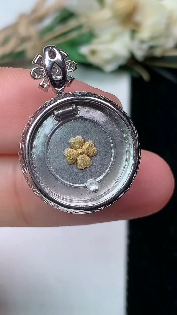 天然A货翡翠平安扣吊坠，尺寸25-17.9-7.3，裸石15.2，重量:4.18g
7月21日