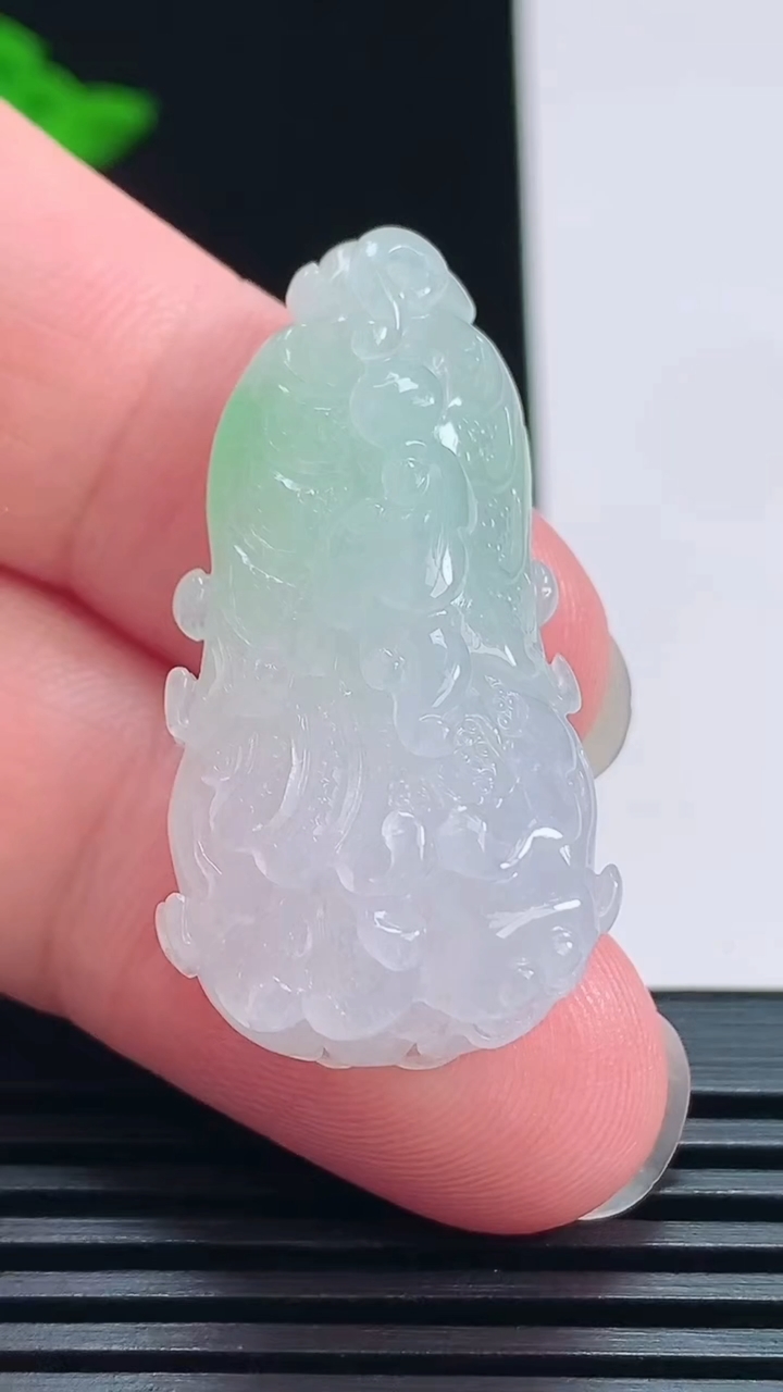 天然A货翡翠白菜吊坠，尺寸36.6-19.6-11 重量:11.52g
7月21日