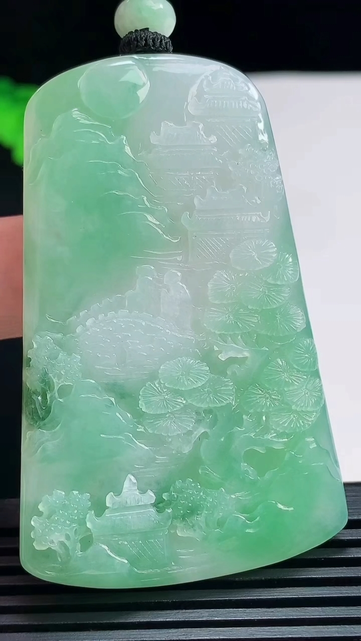 天然A货翡翠山水牌吊坠，尺寸61.5-39-5.6 重量:35.75g
7月21日