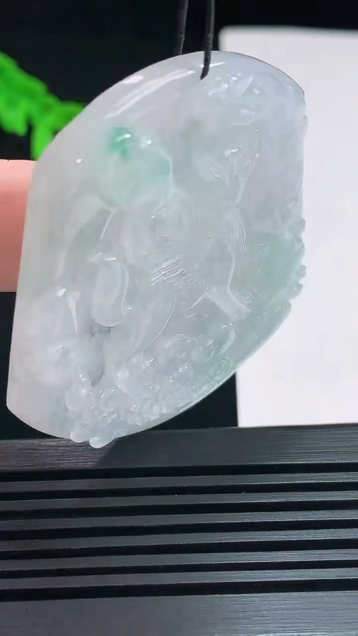 天然A货翡翠生肖狗牌吊坠，尺寸52-46.5-5.8 重量:26.97g
7月21日
