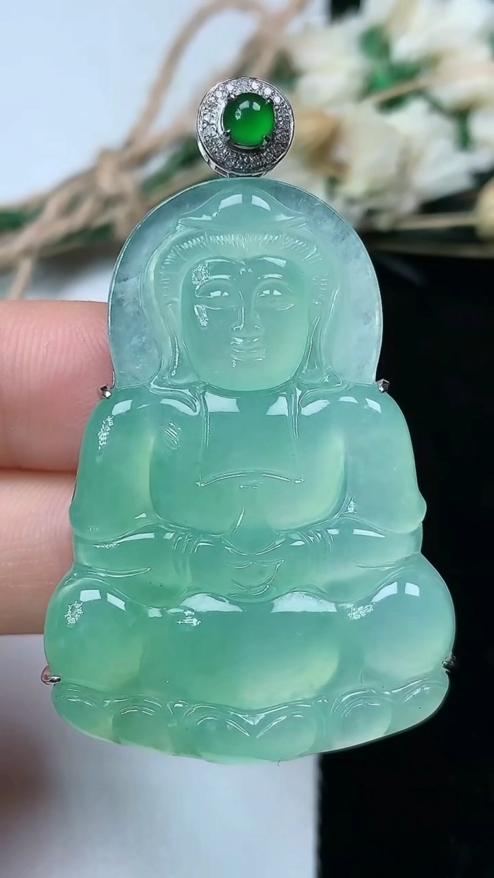天然A货翡翠观音菩萨吊坠，尺寸41.3-29.5-6，重量:14.58g
7月21日