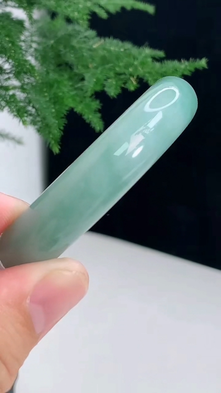 圈口52-53翡翠a货飘花宽边手镯尺寸52.2-11-7.2 重量:42.10g7月21日