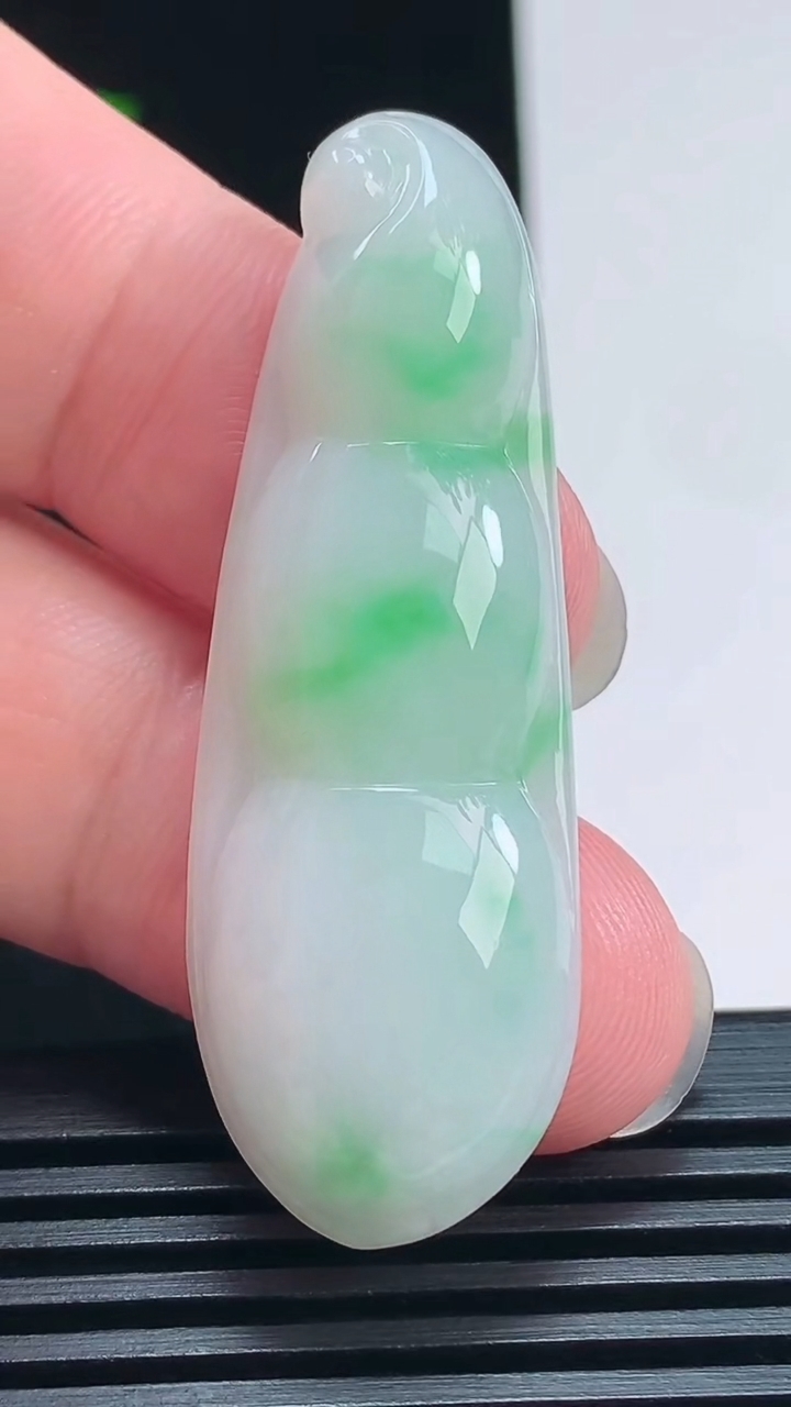 天然A货翡翠福豆吊坠，尺寸49.6-17-6 重量:9.00g
7月21日