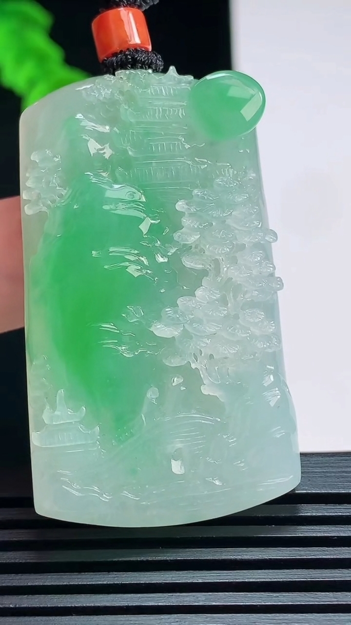 天然A货翡翠山水牌吊坠，尺寸49-29-9.2 重量:33.51g
7月21日