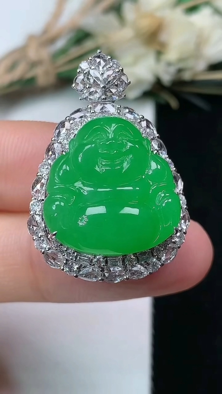 天然A货翡翠佛公吊坠，尺寸30.9-21.2-12.8，裸石17.4-17，重量:8.00g
7月2