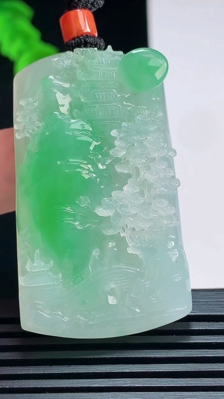 天然A货翡翠山水牌吊坠，尺寸49-29-9.2 重量:33.51g
7月21日