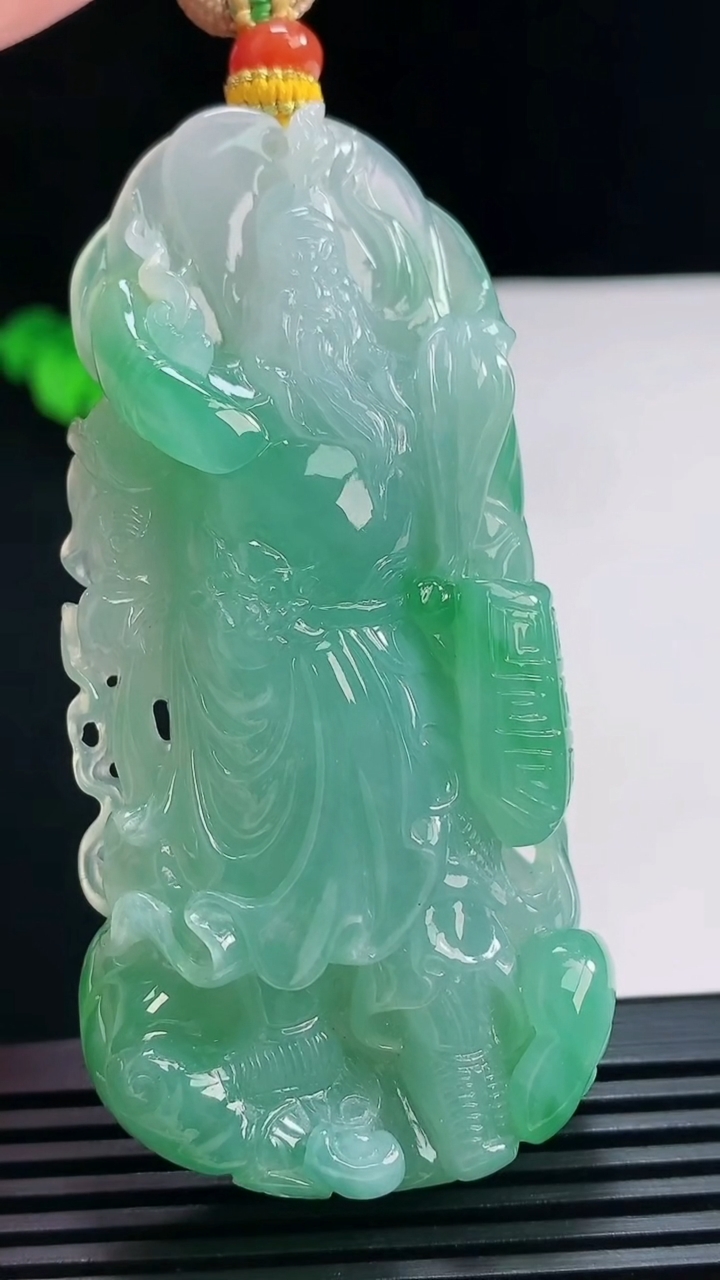 天然A货翡翠关公吊坠，尺寸74.5-35-12.8 重量:69.10g
7月21日