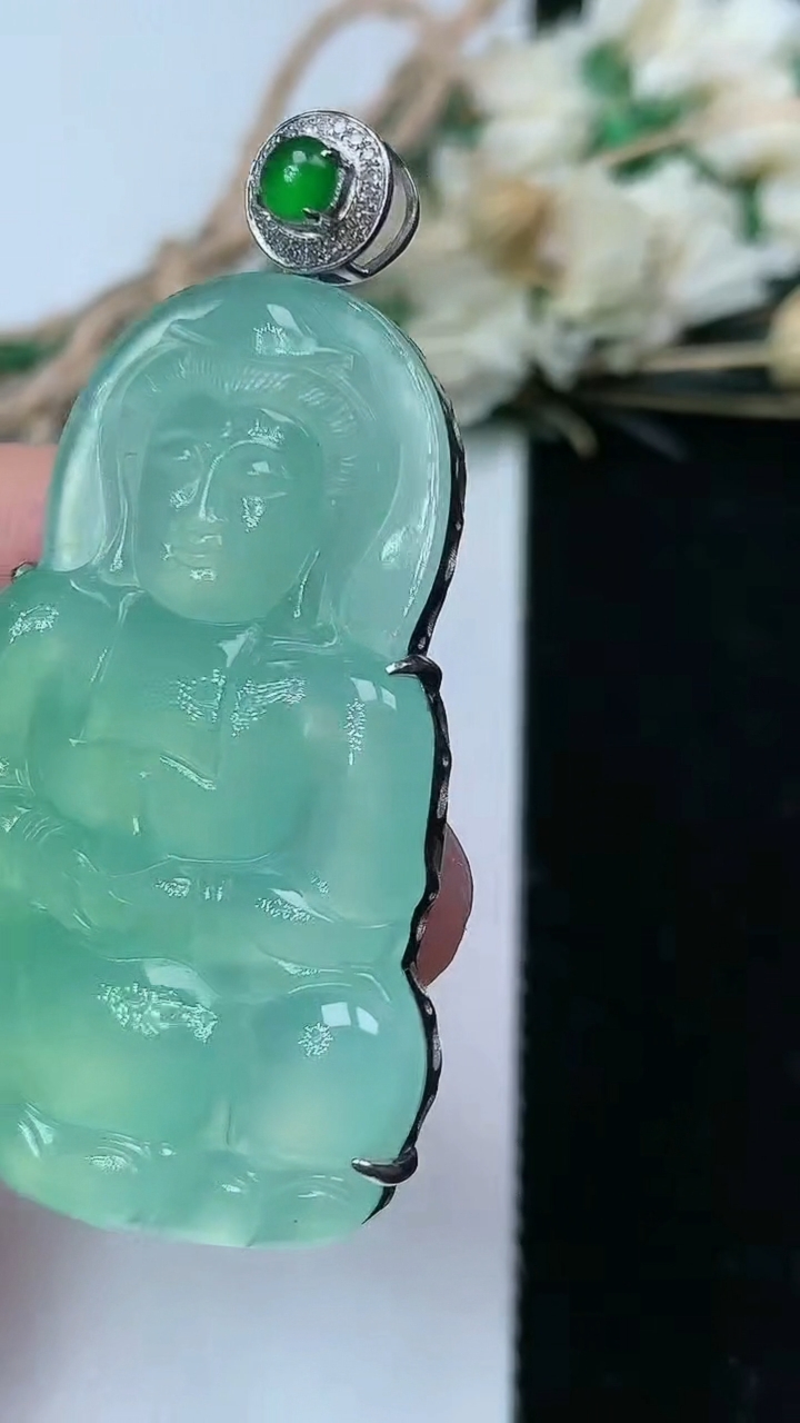 天然A货翡翠观音菩萨吊坠，尺寸41.3-29.5-6，重量:14.58g
7月21日