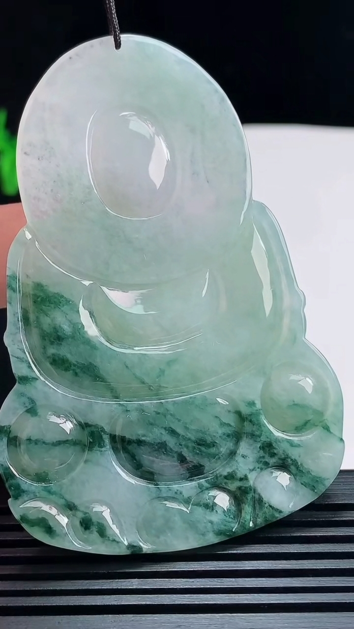 天然A货翡翠飘花正装观音吊坠，尺寸72.5-49-5.8 重量:35.58g
7月21日
