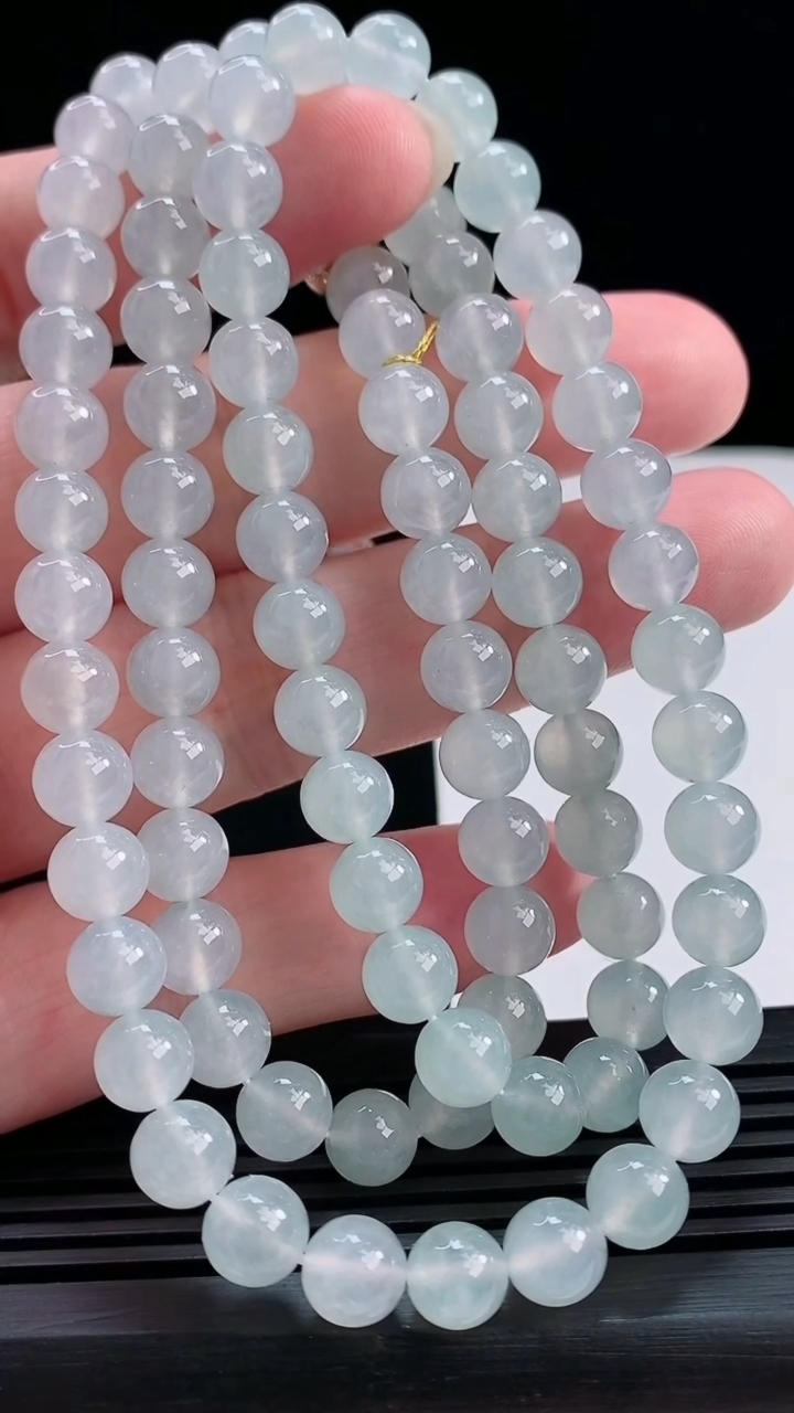 天然A货翡翠种白冰圆珠项链，尺寸7.2-88颗 重量:57.93g
7月21日
