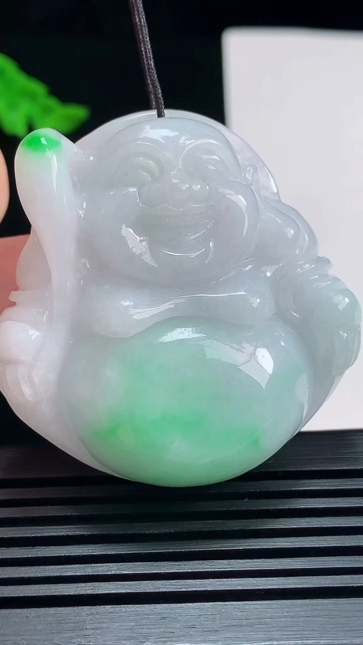 天然A货翡翠佛公吊坠，尺寸46.6-46.5-12 重量:42.42g
7月21日