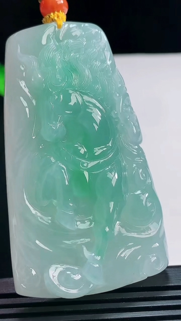 天然A货翡翠生肖马牌吊坠，尺寸67-39.3-13 重量:74.04g
7月21日