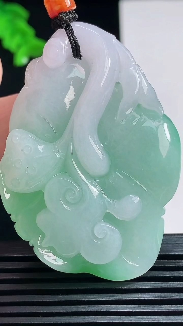 天然A货翡翠呱呱来财 荷花吊坠，尺寸52-39.5-12 重量:37.87g
7月21日