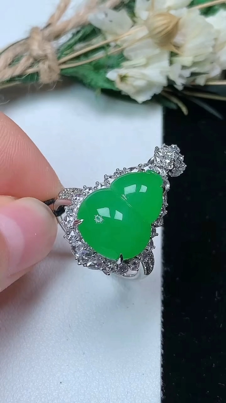 天然A货翡翠葫芦戒指 吊坠两用款，尺寸17.3-16-11.9，重量:7.98g2026年7月21日