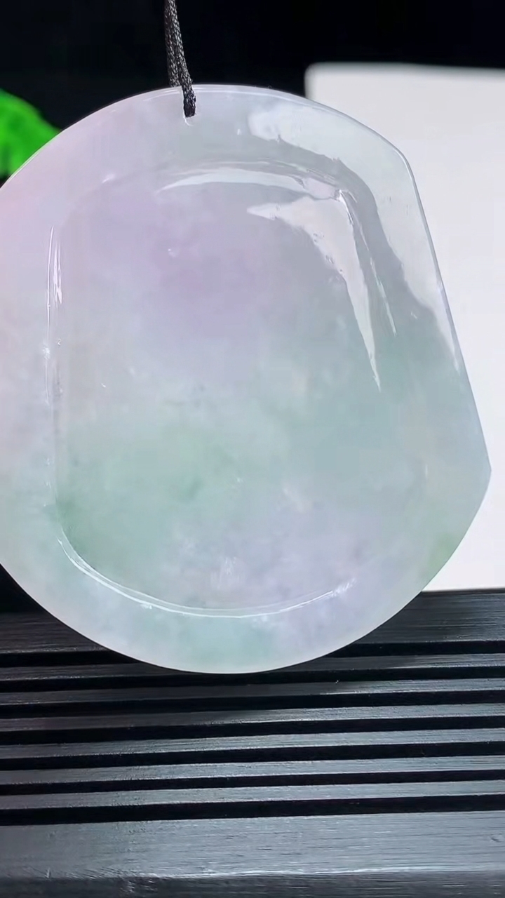天然A货翡翠春带彩 紫罗兰龙牌吊坠，尺寸54-48-5.2 重量:27.77g
7月21日