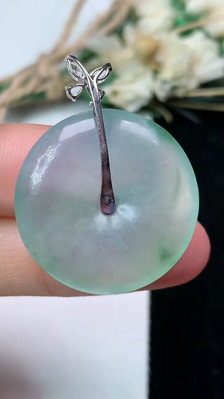 天然A货翡翠平安扣吊坠，尺寸25.4-4.7，重量:6.86g
7月21日