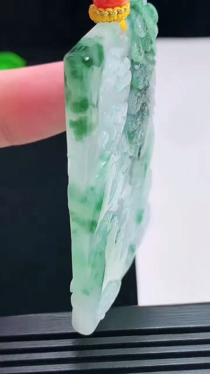 天然A货翡翠牌吊坠，尺寸57-39-6.5 重量:43.23g
7月21日