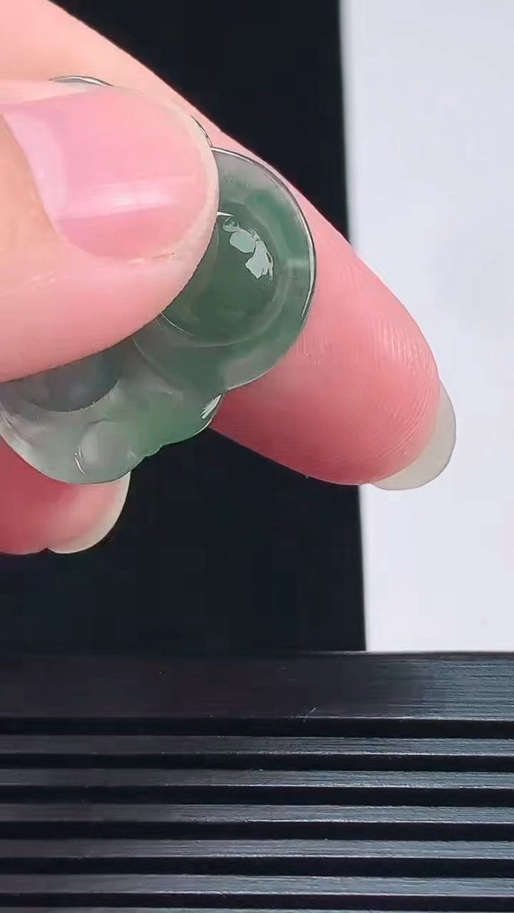 天然A货翡翠佛公吊坠，尺寸24-27.5-6 重量:6.12g
7月21日