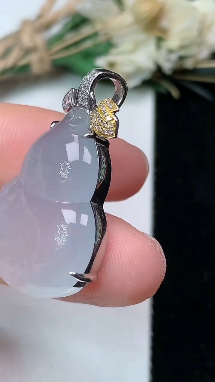 天然A货翡翠白冰葫芦吊坠，尺寸25-19.6-6.9，重量:5.10g
7月21日