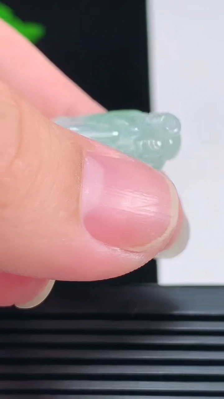 天然A货翡翠白菜吊坠，尺寸36.6-19.6-11 重量:11.52g
7月21日