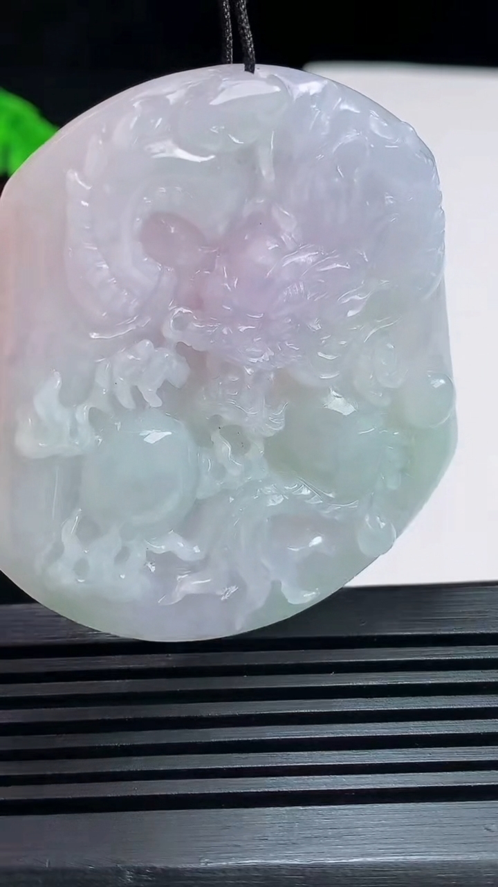 天然A货翡翠春带彩 紫罗兰龙牌吊坠，尺寸54-48-5.2 重量:27.77g
7月21日