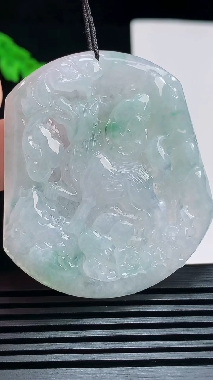 天然A货翡翠生肖狗牌吊坠，尺寸52-46.5-5.2 重量:25.56g
7月21日
