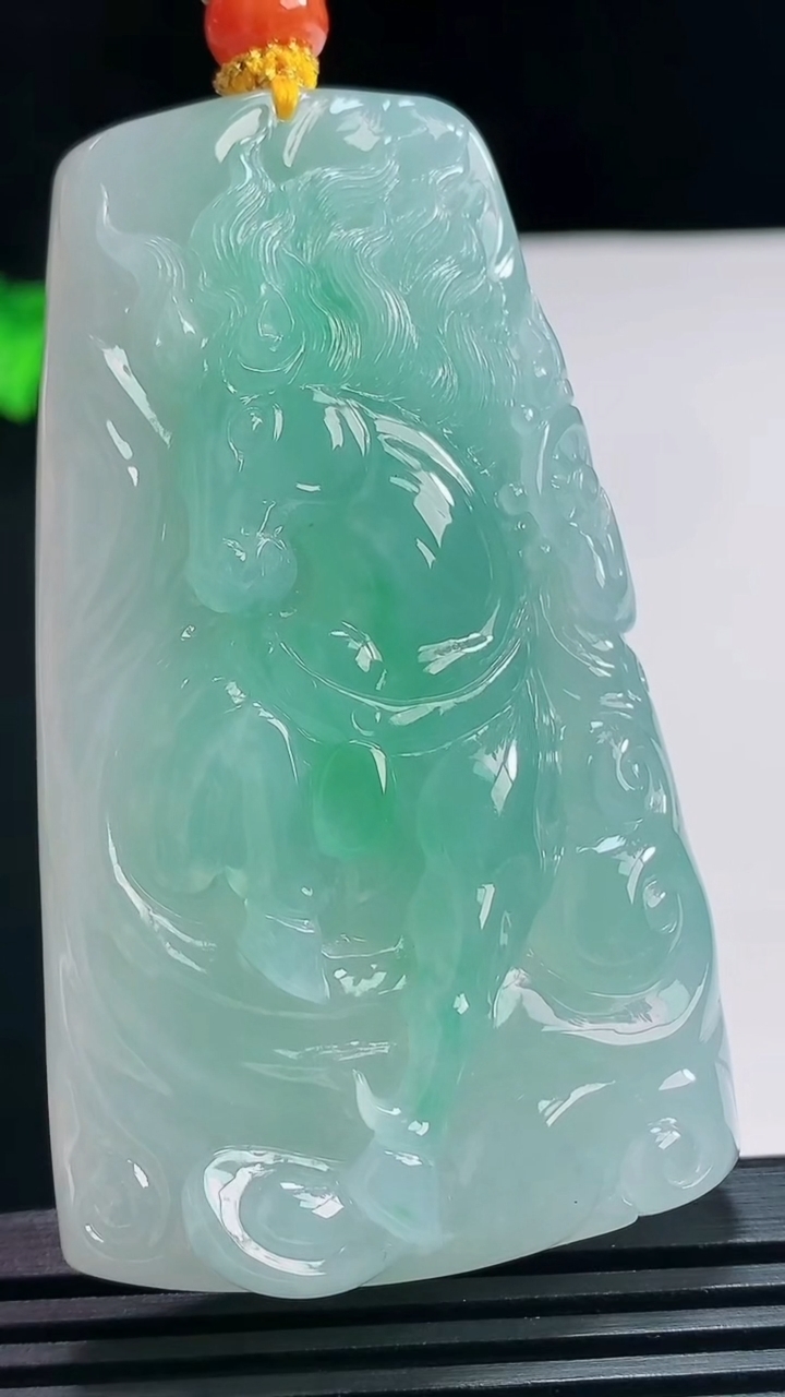 天然A货翡翠生肖马牌吊坠，尺寸67-39.3-13 重量:74.04g
7月21日