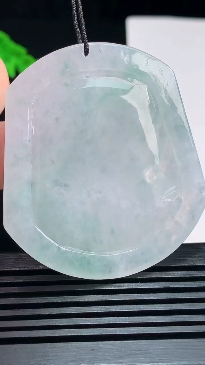 天然A货翡翠生肖狗牌吊坠，尺寸52-46.5-5.8 重量:26.97g
7月21日