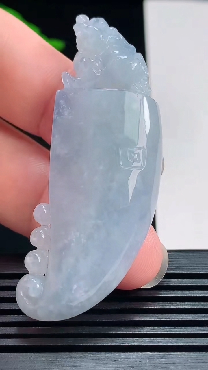 天然A货翡翠紫罗兰龙牙吊坠，尺寸60.5-22-9.5 重量:23.59g
7月21日