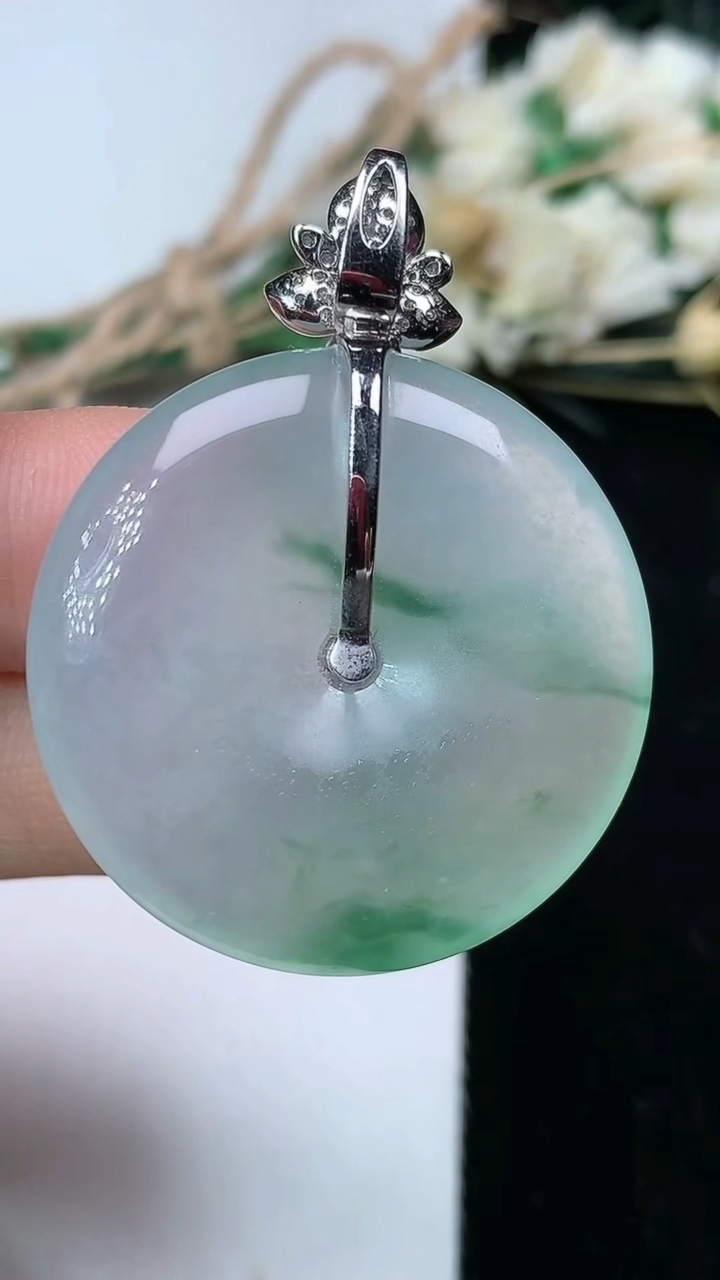 天然A货翡翠平安扣吊坠，尺寸30.5-5.6，重量:11.96g
7月21日
