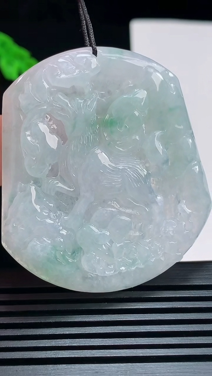 天然A货翡翠生肖狗牌吊坠，尺寸52-46.5-5.2 重量:25.56g
7月21日